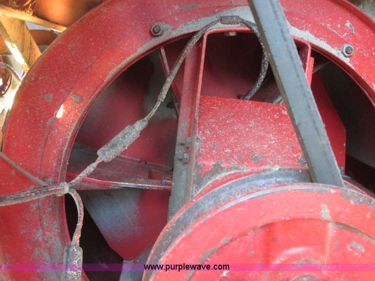 image for item A8666 1985 Massey-Ferguson 860 combine