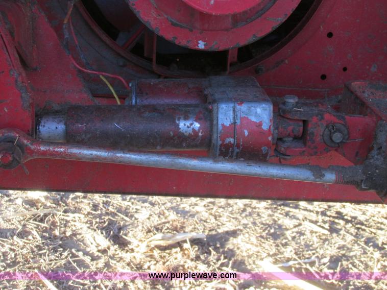 image for item A8666 1985 Massey-Ferguson 860 combine