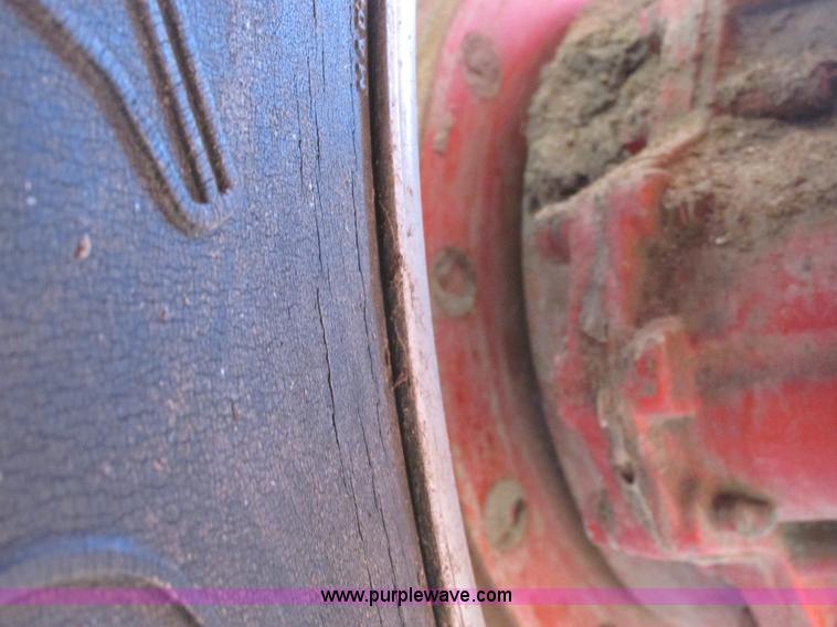 image for item A8666 1985 Massey-Ferguson 860 combine