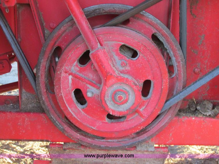 image for item A8666 1985 Massey-Ferguson 860 combine