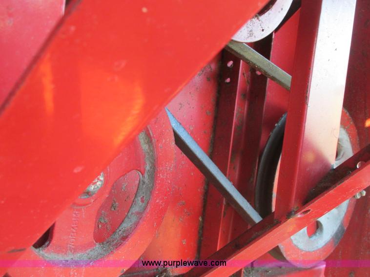 image for item A8666 1985 Massey-Ferguson 860 combine