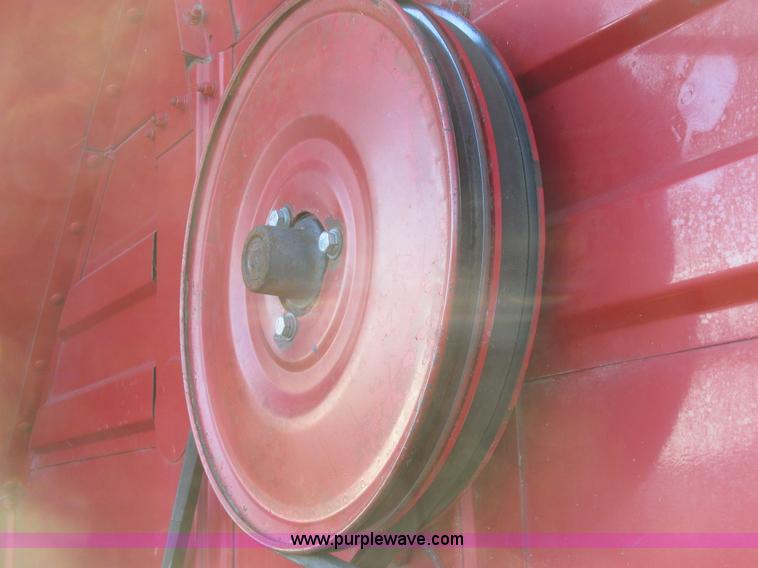 image for item A8666 1985 Massey-Ferguson 860 combine