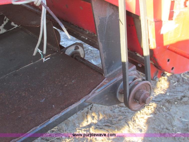 image for item A8666 1985 Massey-Ferguson 860 combine