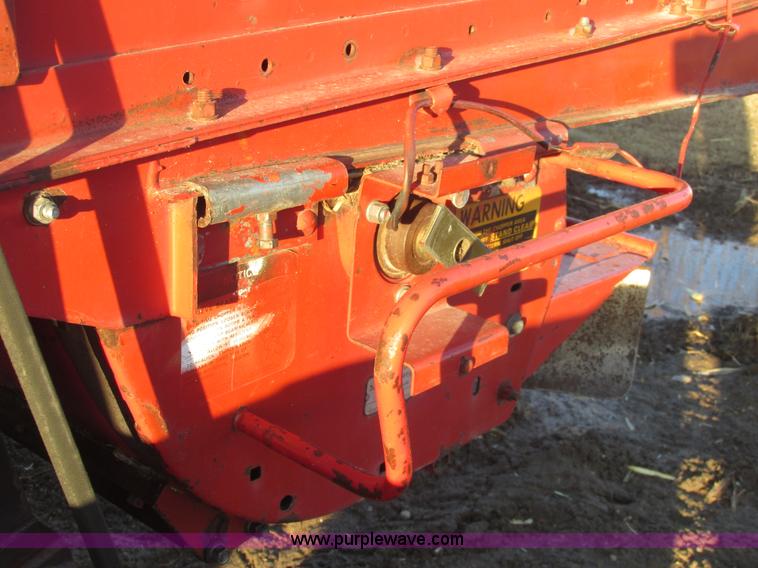 image for item A8666 1985 Massey-Ferguson 860 combine