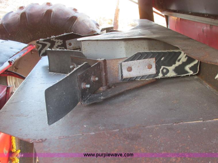 image for item A8666 1985 Massey-Ferguson 860 combine