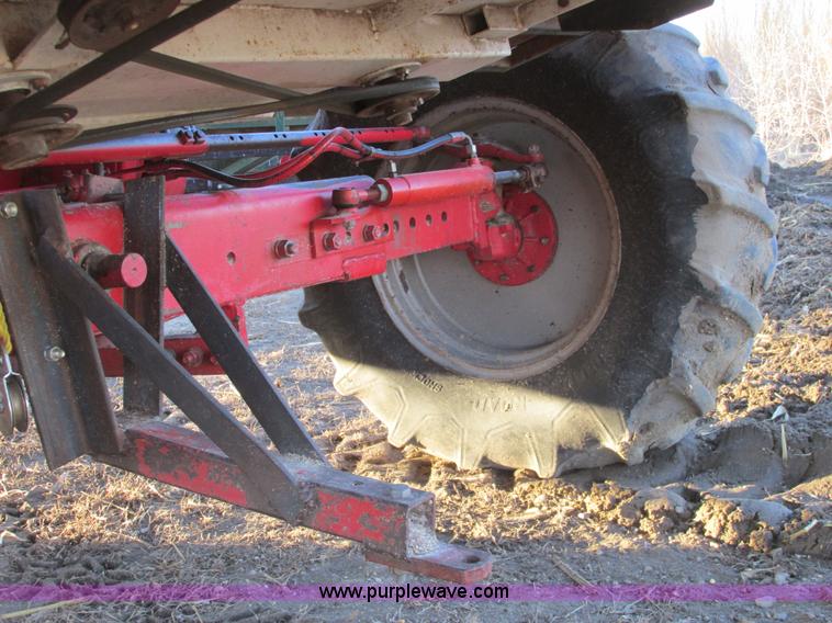 image for item A8666 1985 Massey-Ferguson 860 combine