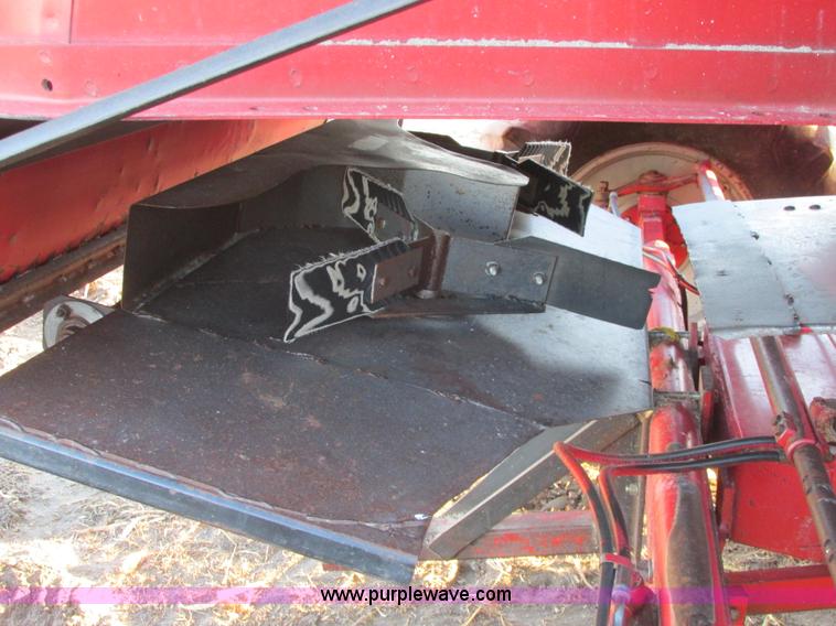 image for item A8666 1985 Massey-Ferguson 860 combine