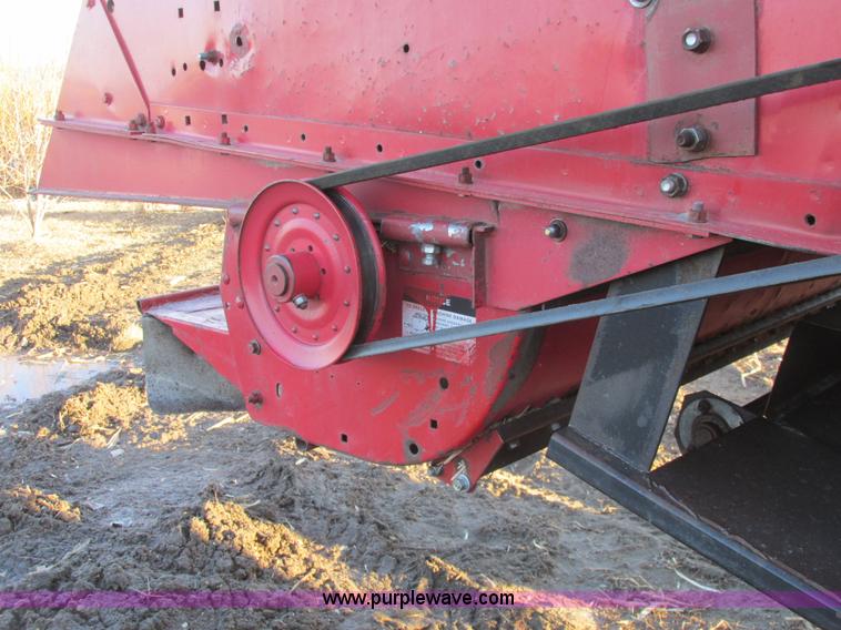 image for item A8666 1985 Massey-Ferguson 860 combine