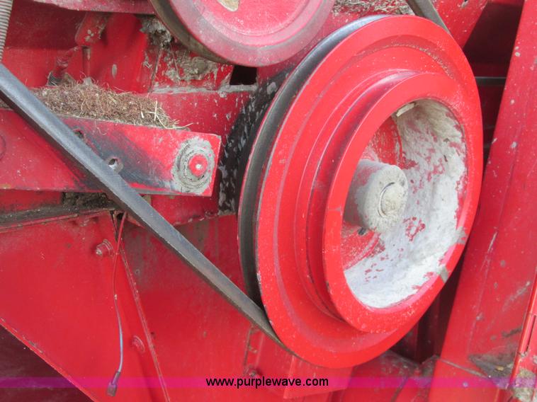 image for item A8666 1985 Massey-Ferguson 860 combine