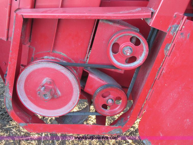 image for item A8666 1985 Massey-Ferguson 860 combine