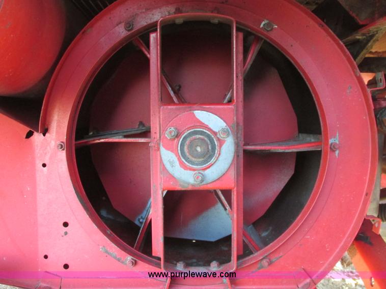 image for item A8666 1985 Massey-Ferguson 860 combine