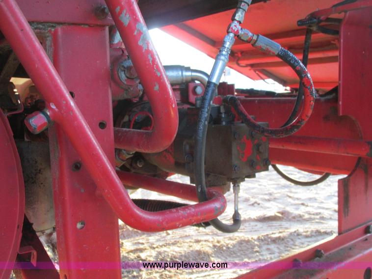 image for item A8666 1985 Massey-Ferguson 860 combine