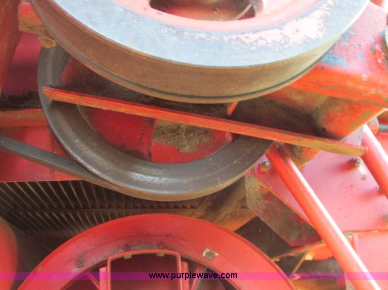 image for item A8666 1985 Massey-Ferguson 860 combine