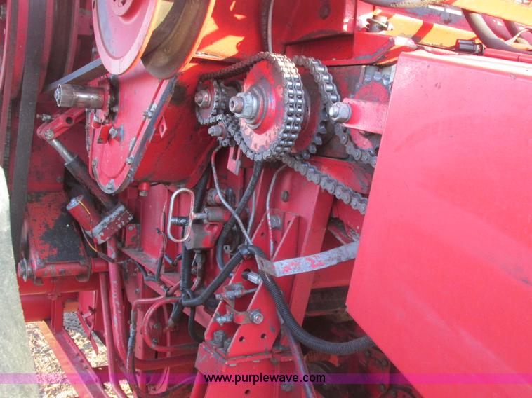 image for item A8666 1985 Massey-Ferguson 860 combine