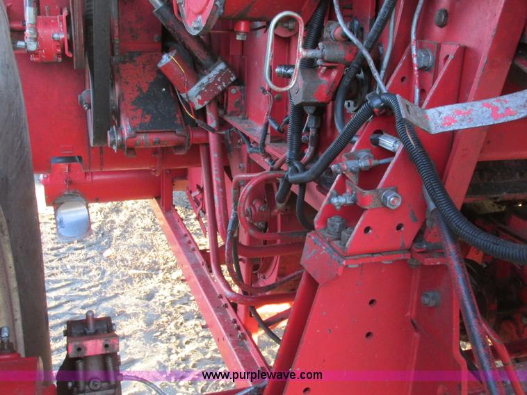 image for item A8666 1985 Massey-Ferguson 860 combine