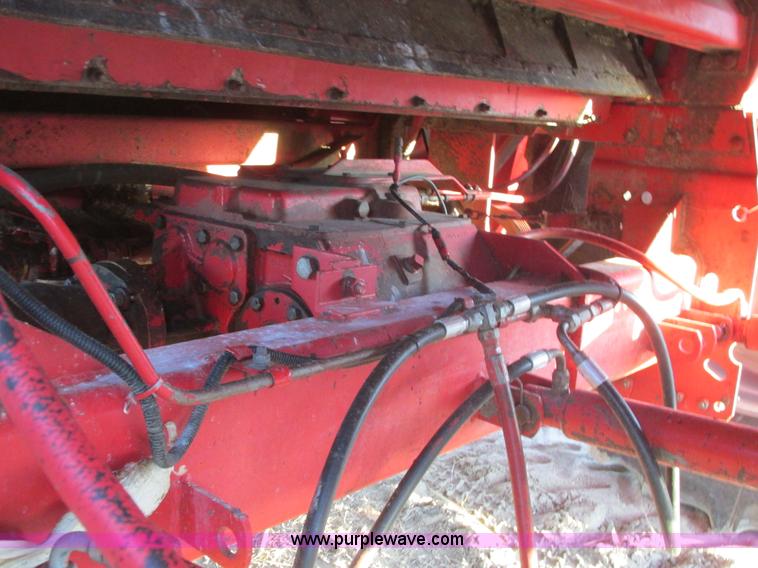 image for item A8666 1985 Massey-Ferguson 860 combine