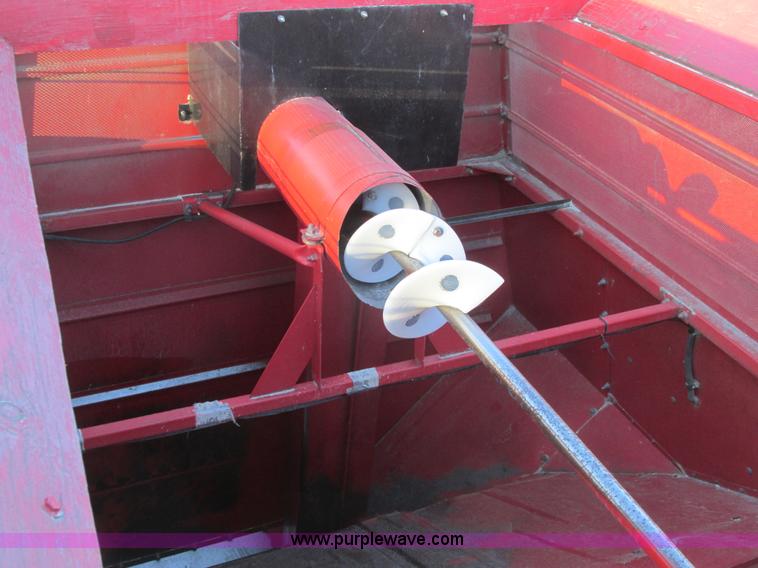 image for item A8666 1985 Massey-Ferguson 860 combine