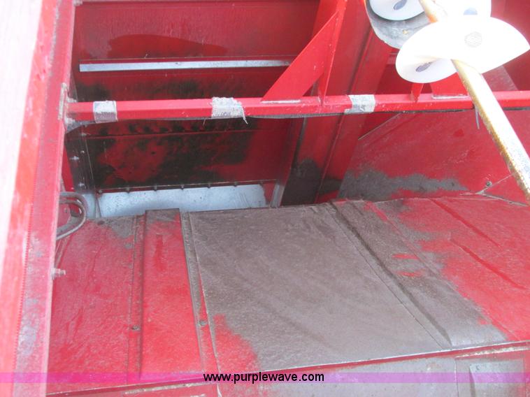 image for item A8666 1985 Massey-Ferguson 860 combine