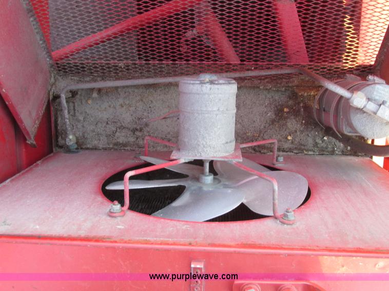 image for item A8666 1985 Massey-Ferguson 860 combine