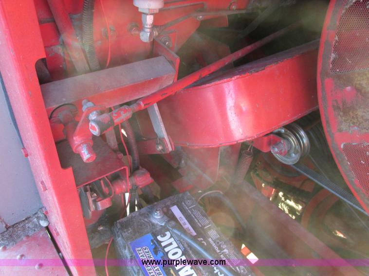 image for item A8666 1985 Massey-Ferguson 860 combine