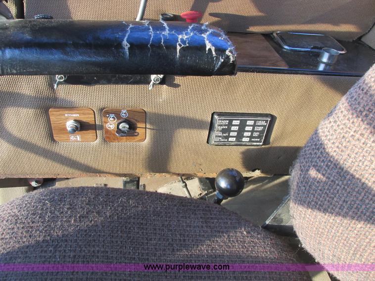 image for item A8666 1985 Massey-Ferguson 860 combine