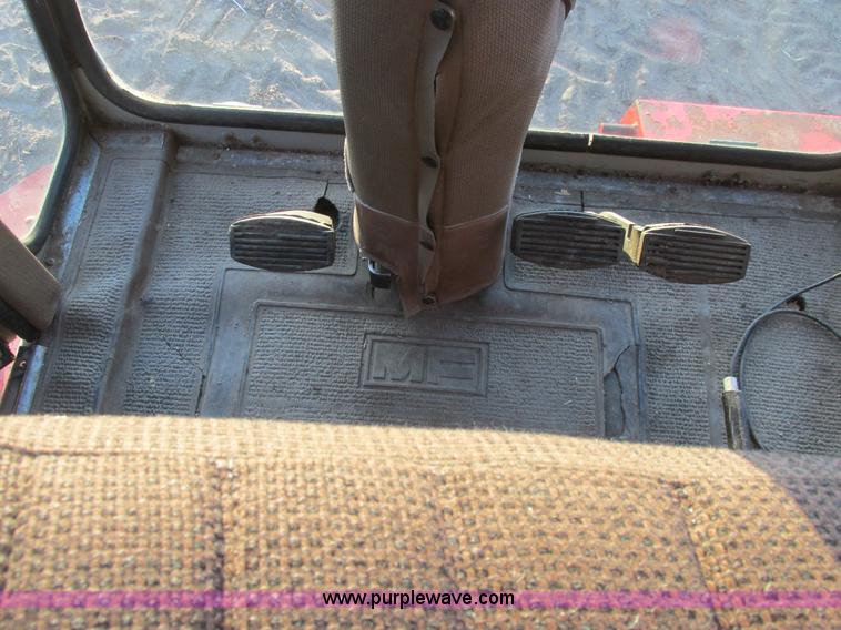 image for item A8666 1985 Massey-Ferguson 860 combine