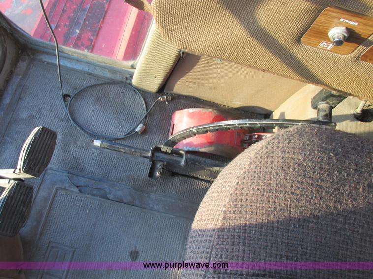 image for item A8666 1985 Massey-Ferguson 860 combine