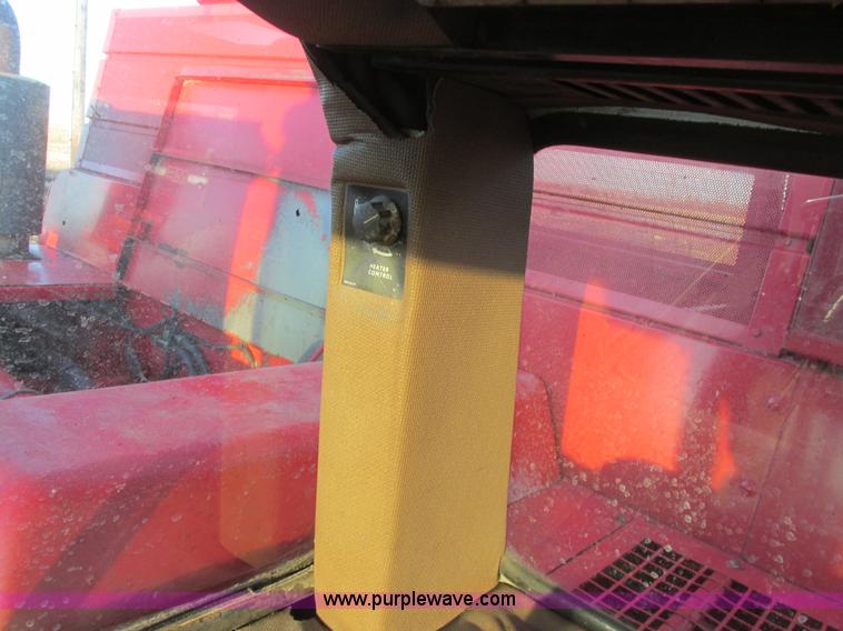 image for item A8666 1985 Massey-Ferguson 860 combine