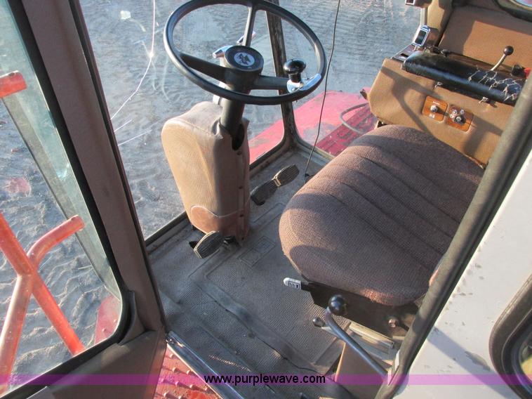 image for item A8666 1985 Massey-Ferguson 860 combine