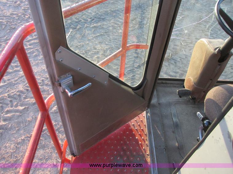 image for item A8666 1985 Massey-Ferguson 860 combine