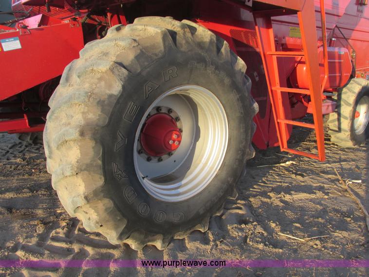 image for item A8666 1985 Massey-Ferguson 860 combine