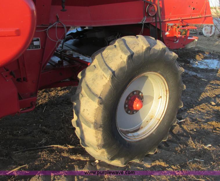 image for item A8666 1985 Massey-Ferguson 860 combine