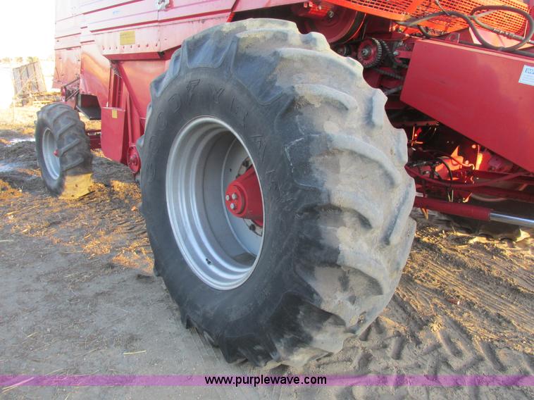 image for item A8666 1985 Massey-Ferguson 860 combine