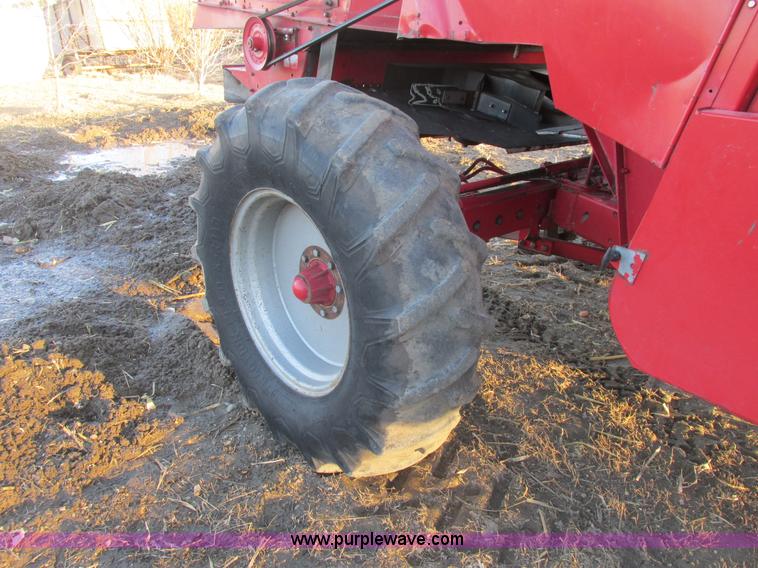 image for item A8666 1985 Massey-Ferguson 860 combine