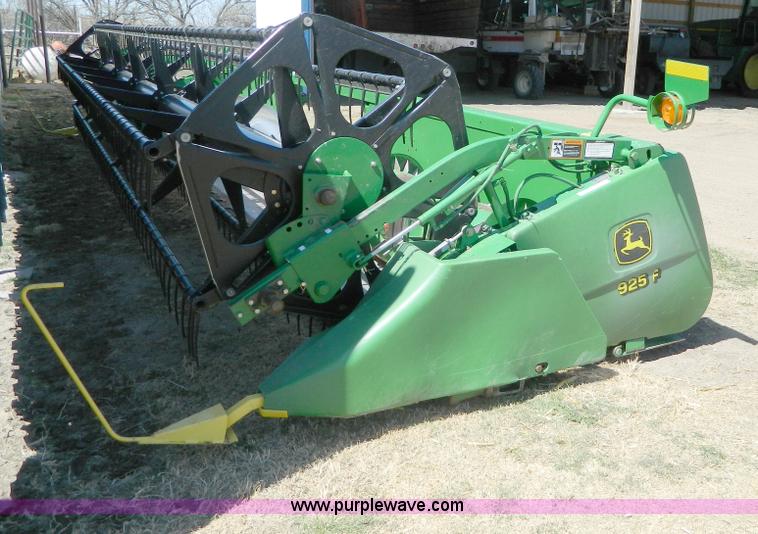 image for item AQ9483 2002 John Deere 925F flex platform head