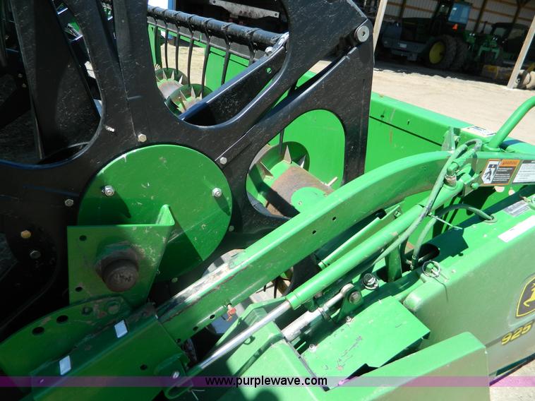 image for item AQ9483 2002 John Deere 925F flex platform head