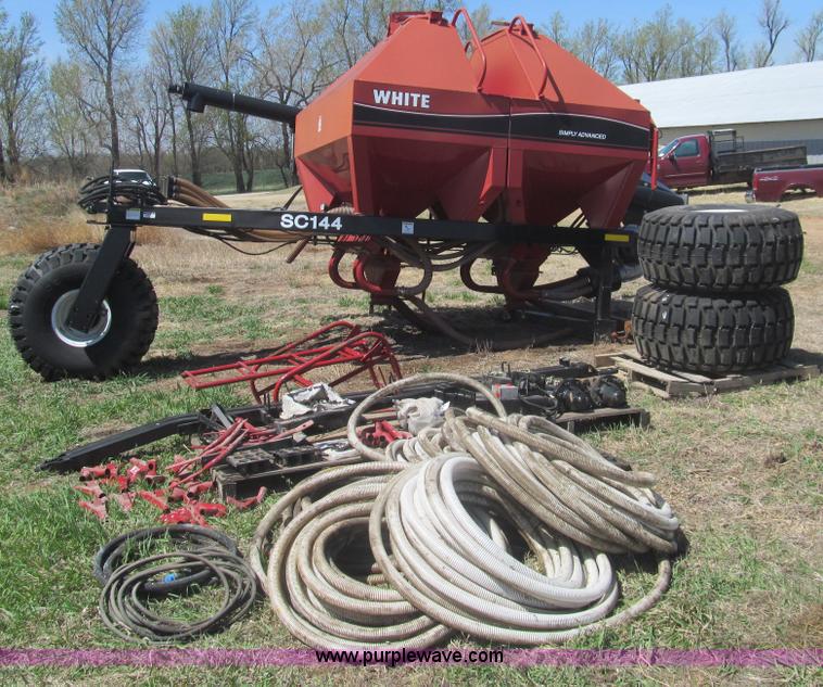 image for item AQ9844 AGCO White SC144 seed cart