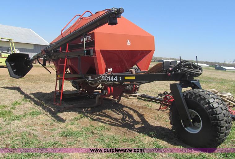 image for item AQ9844 AGCO White SC144 seed cart