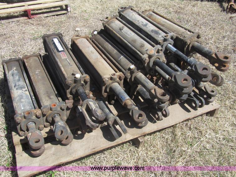 image for item AQ9855 (18) hydraulic cylinders
