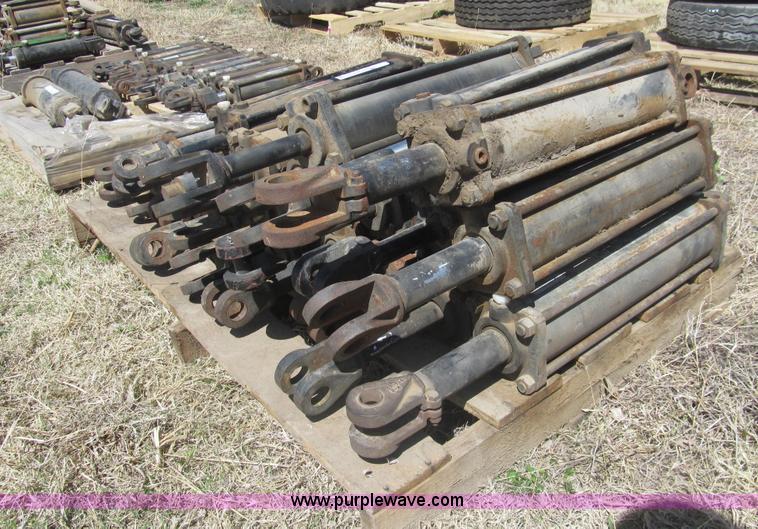 image for item AQ9855 (18) hydraulic cylinders