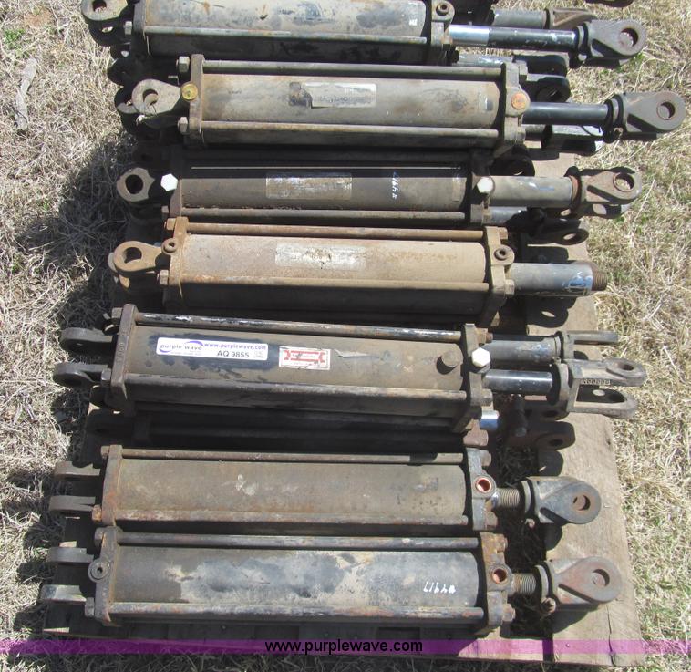 image for item AQ9855 (18) hydraulic cylinders