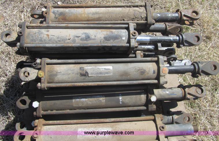 image for item AQ9855 (18) hydraulic cylinders
