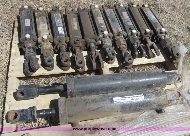 image for item AQ9856 (12) hydraulic cylinders