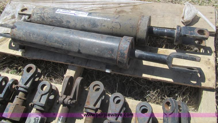 image for item AQ9856 (12) hydraulic cylinders