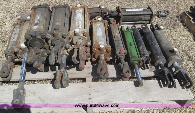 image for item AQ9857 (16) hydraulic cylinders