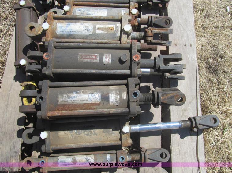image for item AQ9857 (16) hydraulic cylinders
