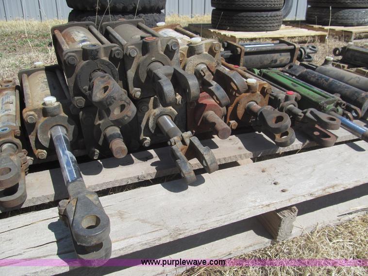 image for item AQ9857 (16) hydraulic cylinders