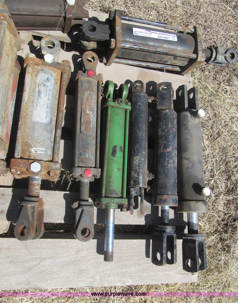 image for item AQ9857 (16) hydraulic cylinders