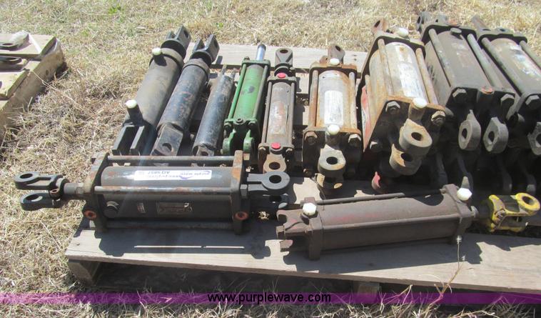 image for item AQ9857 (16) hydraulic cylinders