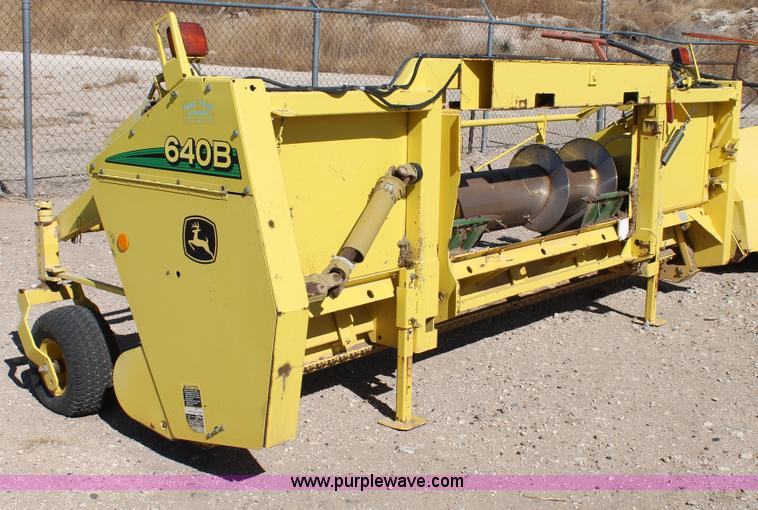 image for item C3815 2006 John Deere 640B hay pickup head